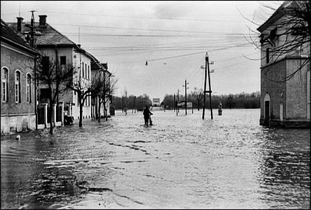 Záplavy k holískému mostu v roce 1940, vodou brodící se cyklista.