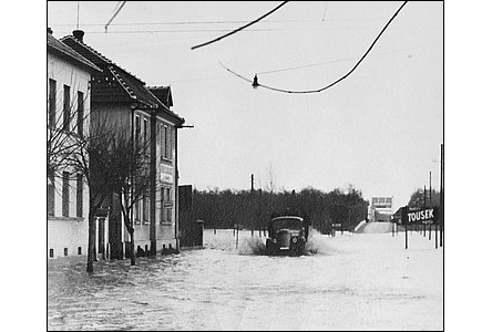Morava rozlitá u Hoicovy hospody, fotografie je datovaná 15. bezna 1940.