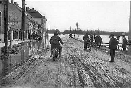 Pi záplavách v roce 1940 silnice k Masarykovu mostu na Slovensko.
