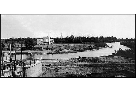 Pvodní tok Moravy ped rokem 1935, kdy voda ješt netekla pes jez.