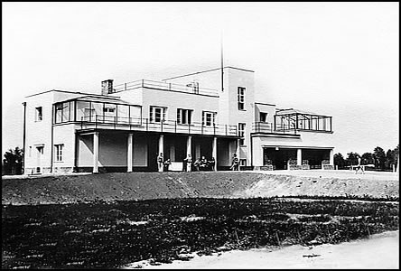 Budova veslaského klubu brzy po dokonení stavby, snímek je ze záí 1929.