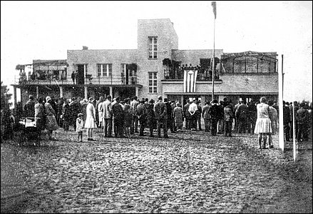 Snímek údajn z otevení nového veslaského klubu v roce 1929.