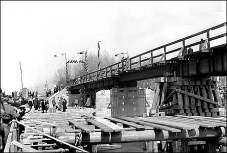 Provizorní elezniní most pes Moravu na Slovensko byl oteven 11.4.1946.