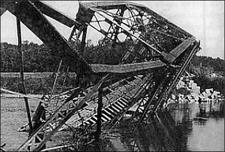 elezniní most na Slovensko, zniený v r. 1945 ustupujícím wehrmachtem.