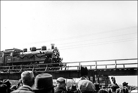 První poválený vlak na opraveném most na Slovensko dne 11.4.1946.