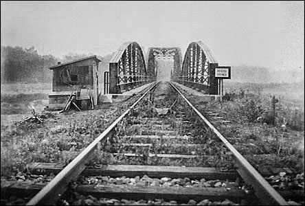Pvodní elezniní most do Holíe, v r. 1945 vyhozený ustupujícími nmci.