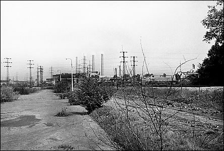 Elektrárna od roku 1954 ztratila komíny, ale také se skryla za vegetací.