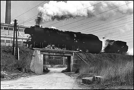 Parní lokomotivy nad viaduktem za elektrárnou k Nesytu.