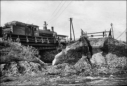 Bourání jednoho ze dvou elezniních viadukt na ul. Velkomor. v r. 1962.