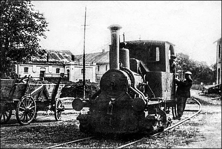 Lokomotiva v cukrovaru okolo r. 1900, vpravo vzadu stromy u ulice Vídeské.