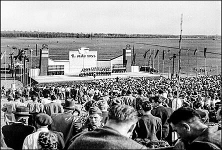 Amfiteátr na Mrkotálkách pi prvomájových oslavách v roce 1955.