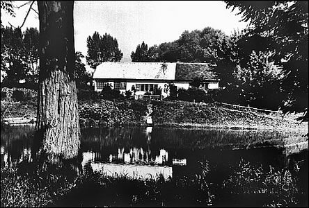 Letní snímek rybníku Cigánka z období okolo roku 1940.