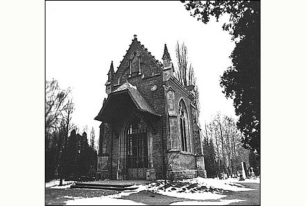 Od 50. let minulého století se u hbitovní kaple zmnila pouze vegetace.