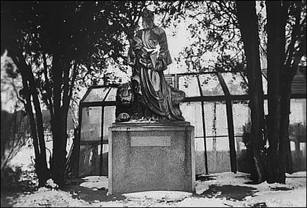 Za sochou sv. Marka bývaly u brány hbitova díve sklemíky.