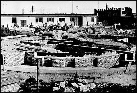 Stavba základ obadní sín na hbitov v roce 1973.