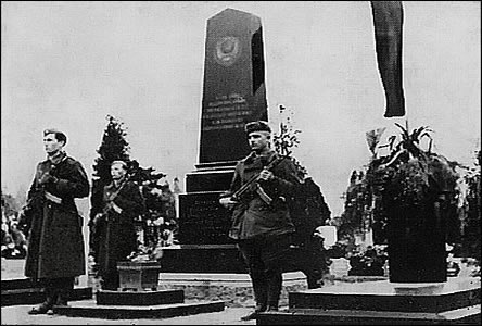 Odhalení pomníku RA na hbitove 17.3.1946.