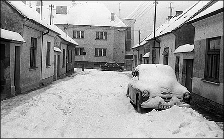 Zasnená ulice Lidická smrem k ulici Nerudov asi v roce 1970.