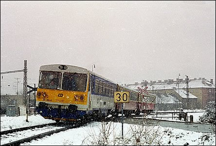 Vlak na elezniním pejezdu ulice Marxova v roce 1997.