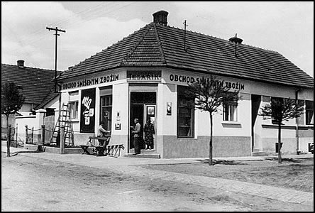 Tesaíkovi provozovali obchod na rohu Marxovy ulice údajn v obd. 1931-1938.