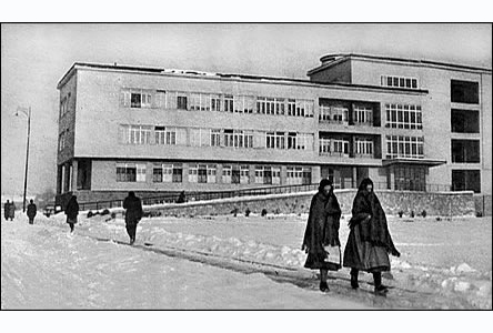 Nov zbudovaná nemocnice na snímku zejm ze zimy 1952 -1953.