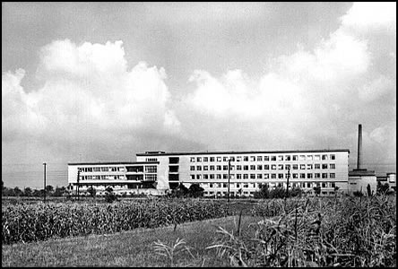 Nemocnice a pole, která okolo r.1956 byla po pr. stran silnice na Rohatec.