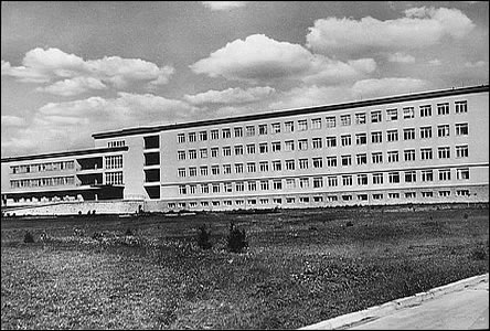 Nemocnice asi v roce 1952, v podstat ješt bez parkových úprav zahrady.
