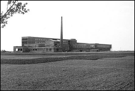 Nemocnice ve výstavb v r.1950, tentokrát na snímku z polí od kolejí.