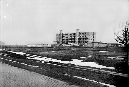 Rozestavná nemocnice v pohledu od Rohatecké silnice asi v roce 1950.