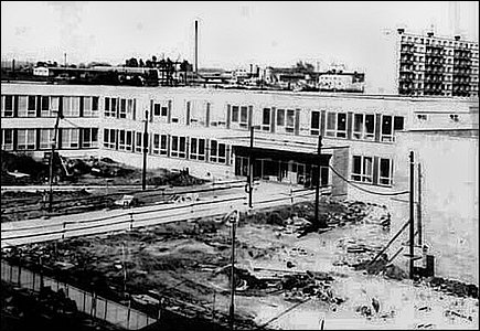 Základní škola Vanurova krátce ped dokonením v roce 1977.