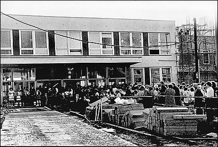 Otevení Základní školy Vanurova v roce 1977.