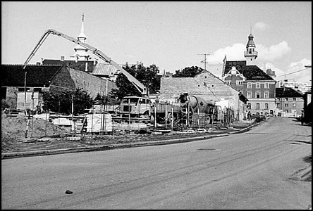 Výstavba domu na rohu ulic Sadová a Anenská.