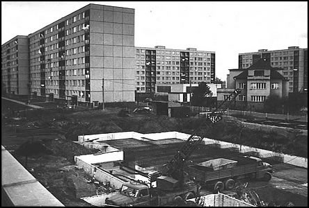 Stavba základ budoucího hotelu - viz fotografie vpravo.