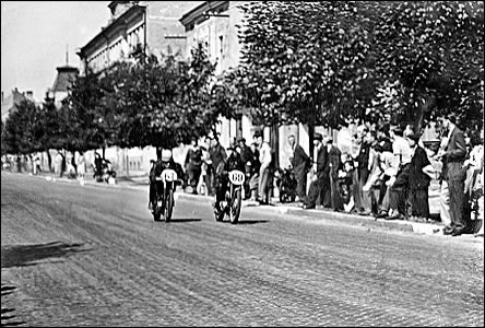 Motocykly pi závod uprašují k Masarykovu námstí ulicí Mšanskou.
