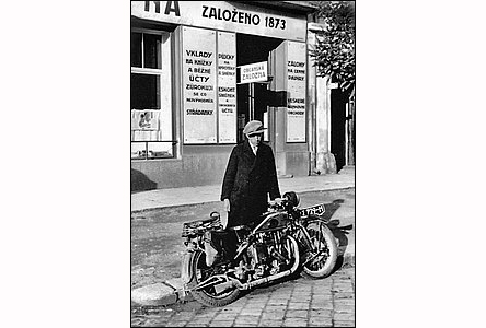 Národní tída, motocykl v r.1932 ped Obanskou zálonou, (pozdji Cigánbar).