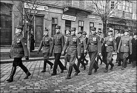 lenové Sdruení s dobrovolc pochodují 17.11.1945 Národní tídou.
