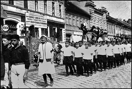 Slavnostní prvod u píl. kladení základního kamene Sokolovny v r.1928.
