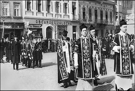 Masarykovo námstí - poheb faráe Antonína Pekárka dne 25. 3. 1939.