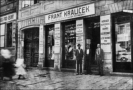 Národní tída, obchod elezem s majitelem panem Králíkem asi v r. 1924.