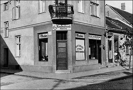Na rohu ulic Píní a Dolních Val byl Módní salon paní Koukalové.