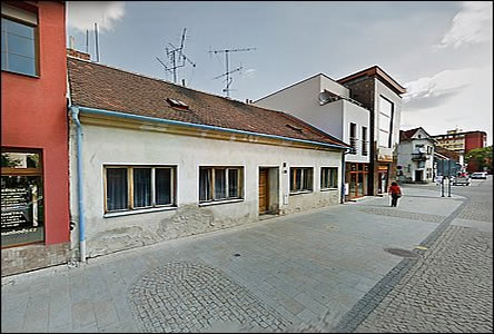 I na ulici Dolní Valy jsou malé domky nahrazovány novými stavbami.
