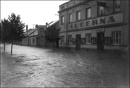 Záplavy ped kinem Lucerna na Dolních Valech v ticátých létech.