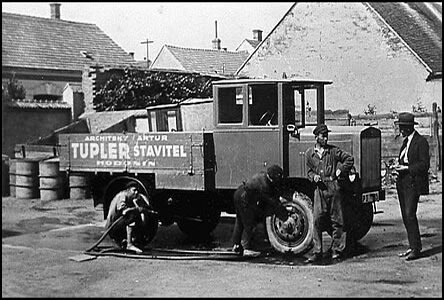 Automobil firmy Tupler. Fy. Tupler sídlila na adrese Schillerova 6.