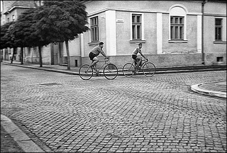 Roh ulic Dukelských hrdin a Havlíkova asi v šedesátých letech.