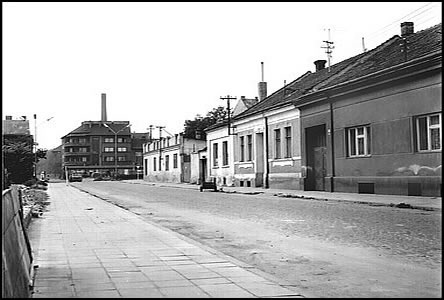 Dukelská ulice k obchodu pana Touska, v pozadí Kuncv dm.
