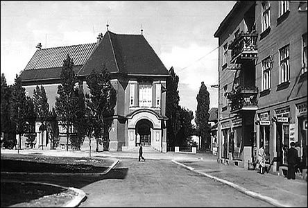 Ulice Dvořákova naproti Galerie v roce 1935, tedy ve své původní šířce.