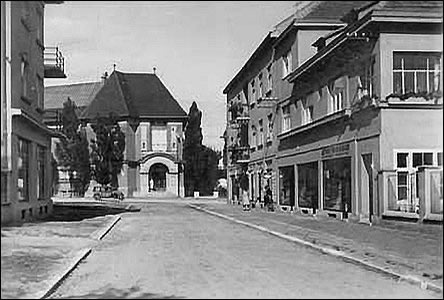 Dvořákova ulice v roce 1935 i s částí Smrčkova domu po levé straně.