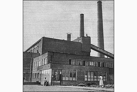 Elektrárna s rozestavným tetím komínem v roce 1956.