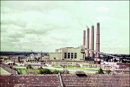 Elektrárna v plném provozu pohledem od tabákové továrny.