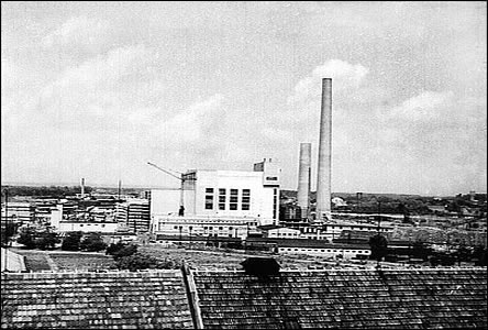 Okolo roku 1952, elektrárna s rozestavným druhým komínem.