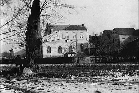 Kácení Anenské aleje v r.1939, vzadu lihovar, viz foto níe vpravo u komína.